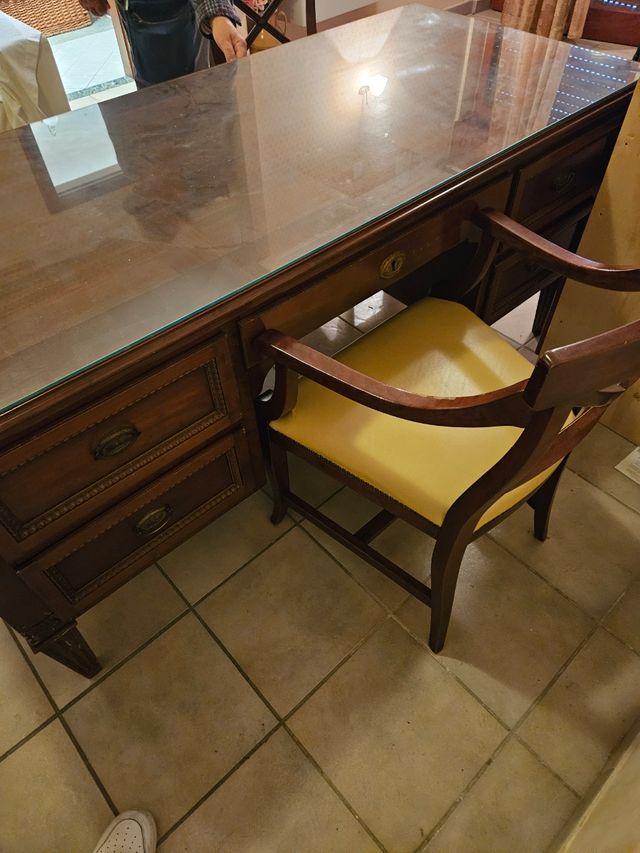 Scrivania in legno di ciliegio