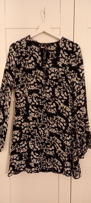 Vestido minifalda, de crepe.