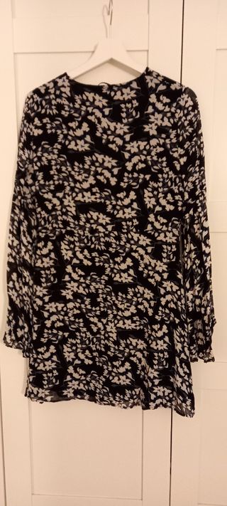 Vestido minifalda, de crepe.