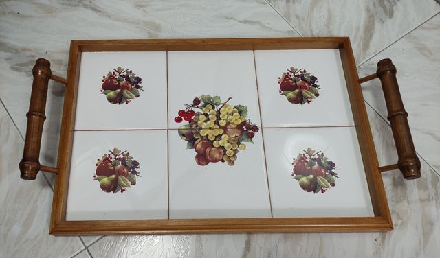 Bandeja de azulejos y madera