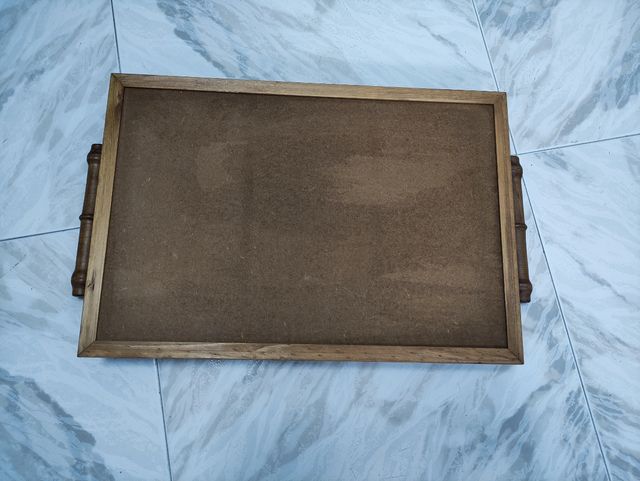 Bandeja de azulejos y madera