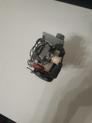 Maqueta de motor, en peana Corvette 1957