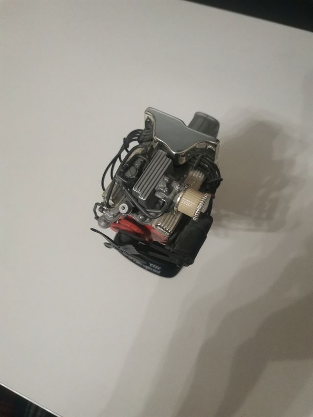 Maqueta de motor, en peana Corvette 1957