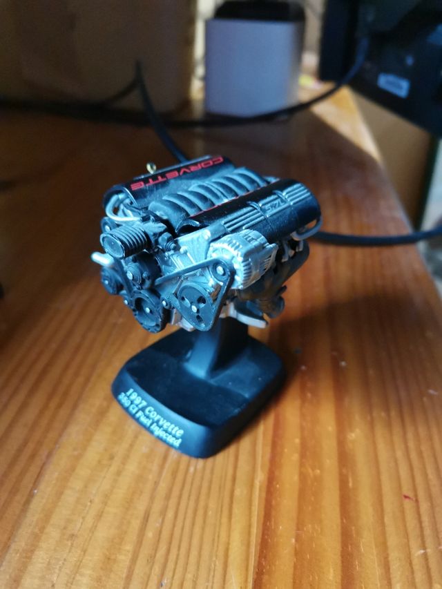 Maqueta de motor, en peana Corvette 1957