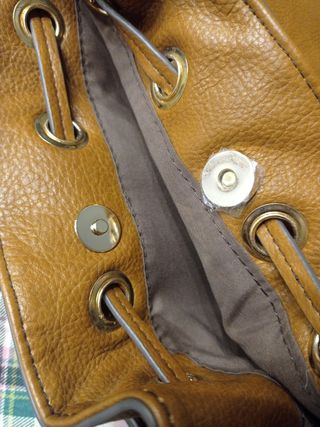 bolso con etiqueta 