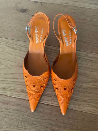 Sandalias naranjas de piel bordada