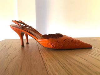Sandalias naranjas de piel bordada