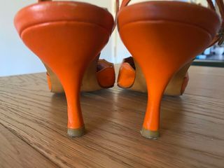 Sandalias naranjas de piel bordada