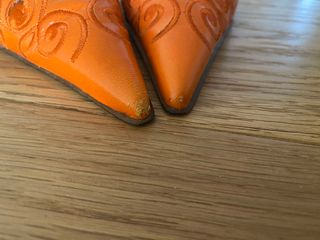 Sandalias naranjas de piel bordada