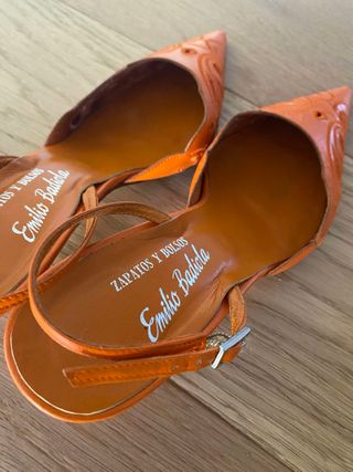 Sandalias naranjas de piel bordada