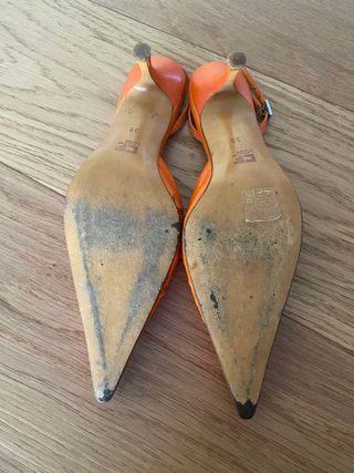 Sandalias naranjas de piel bordada