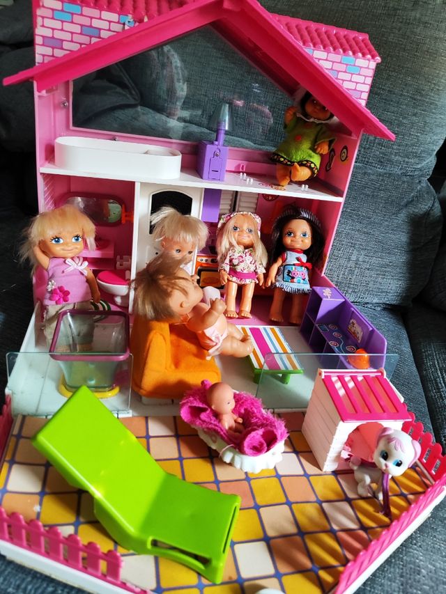 Casa barriguitas con 6 muñecas