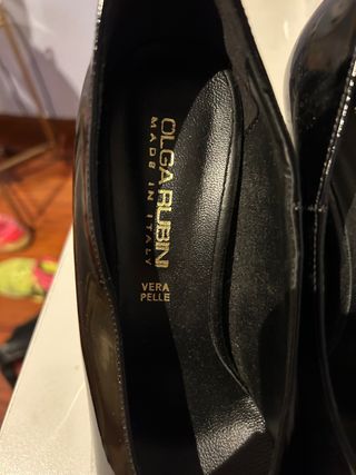 Zapatos italianos de piel nuevos.
