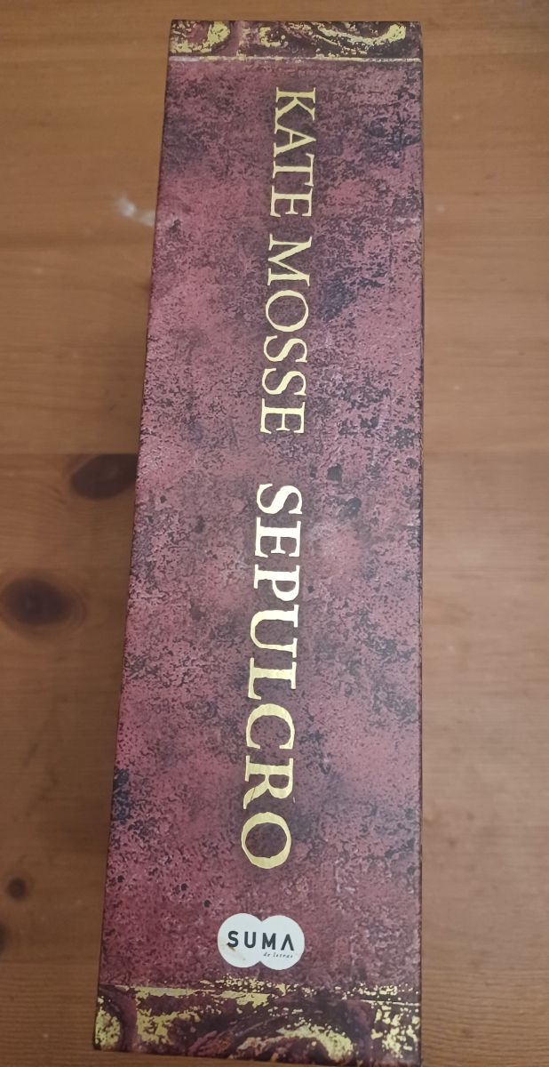 Sepulcro de Kate Mosse con cartas