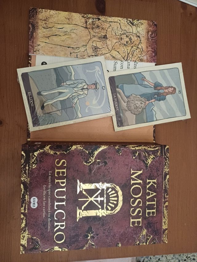 Sepulcro de Kate Mosse con cartas