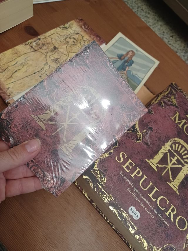 Sepulcro de Kate Mosse con cartas