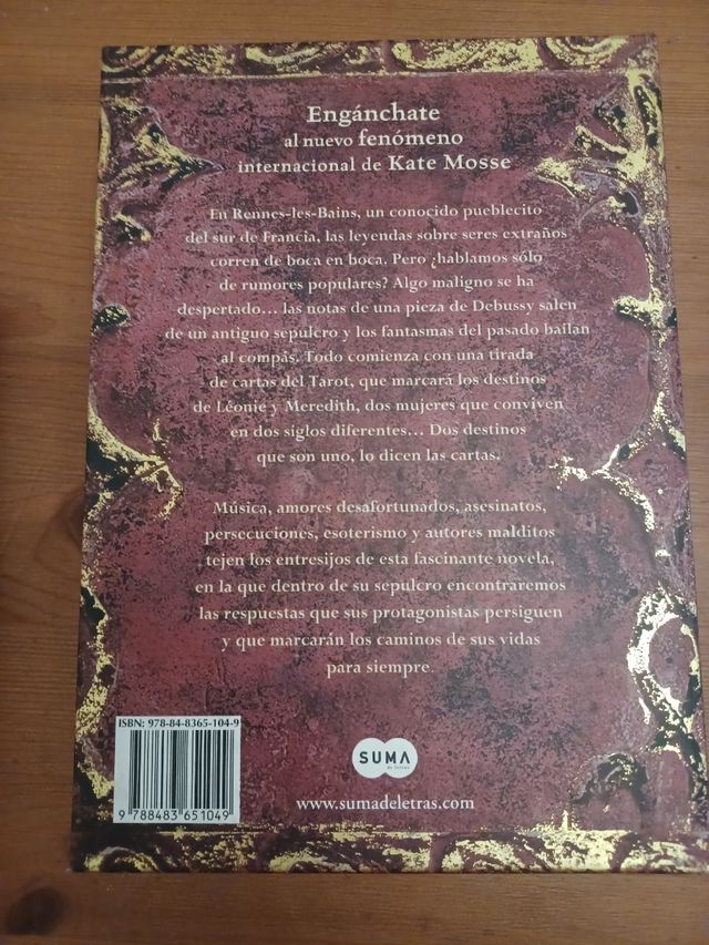 Sepulcro de Kate Mosse con cartas