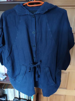 Chaqueta de manga corta y capucha