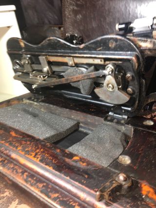Maquina de coser SINGER. Antigua