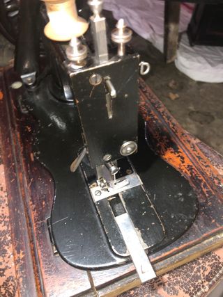Maquina de coser SINGER. Antigua