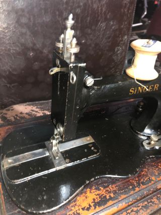 Maquina de coser SINGER. Antigua