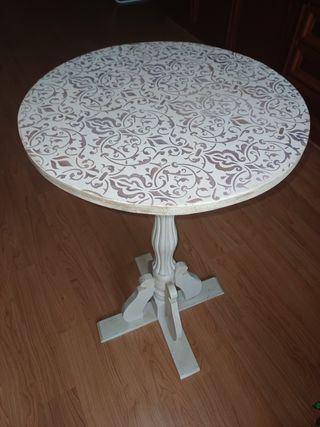 Mesa auxiliar restaurada en color blanco