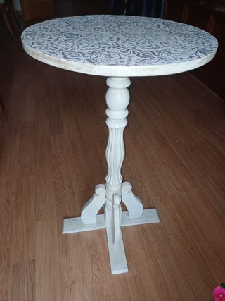 Mesa auxiliar restaurada en color blanco