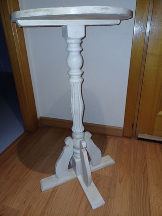 Mesa auxiliar restaurada en color blanco