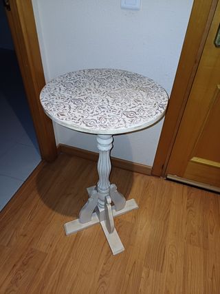 Mesa auxiliar restaurada en color blanco