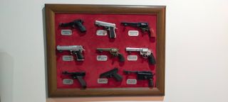 27 Miniaturas de Pistolas Colecionáveis com livros