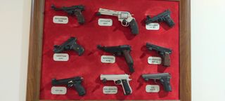 27 Miniaturas de Pistolas Colecionáveis com livros