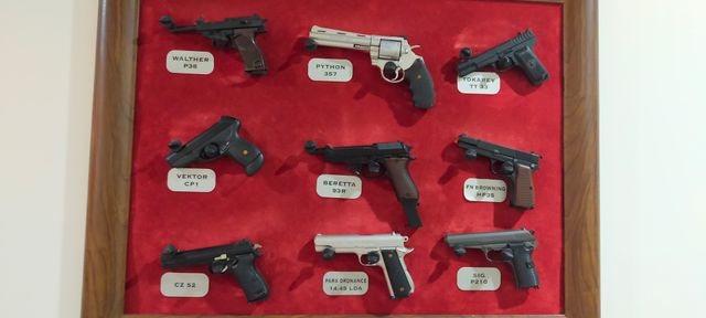 27 Miniaturas de Pistolas Colecionáveis com livros