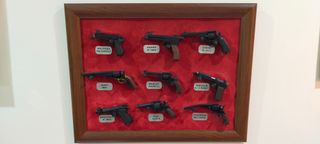 27 Miniaturas de Pistolas Colecionáveis com livros
