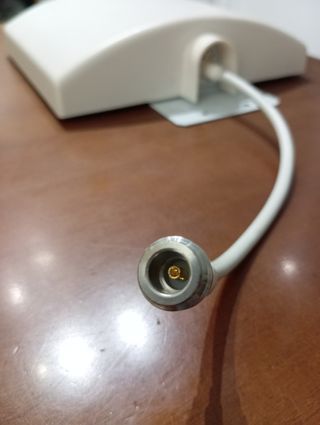 Antena panel exterior, telefonía móvil.