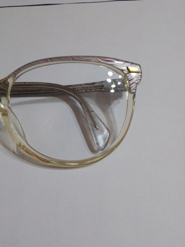 Gafas con cristales moradas y lila