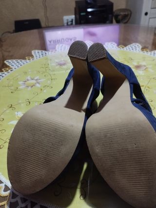 Zapatos de tacón y plataforma de ante 8 euros