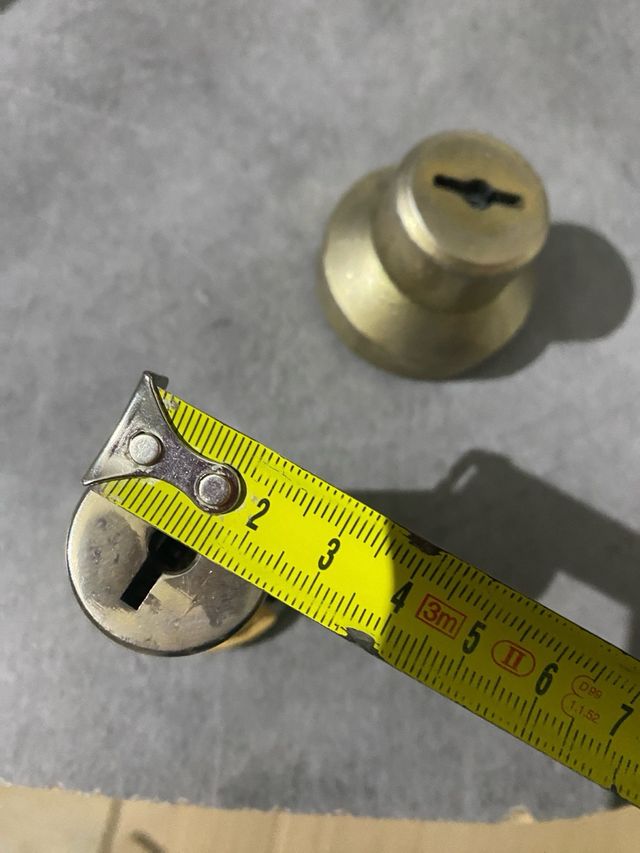 Cerradura puerta blindada.