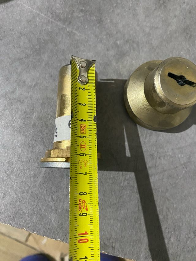 Cerradura puerta blindada.