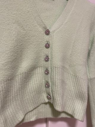 Jersey con botones de piedra de Zara