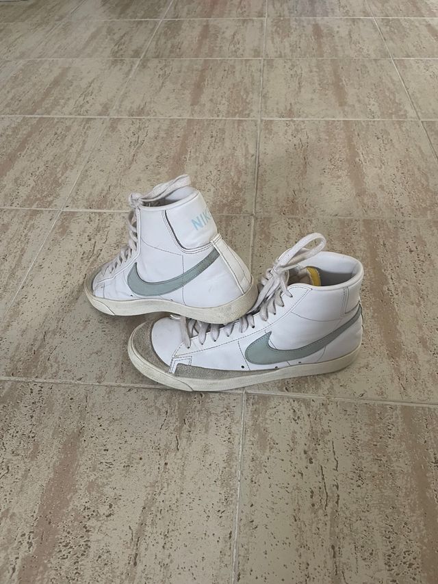 Zapatillas Nike Blazer blancas y turquesa