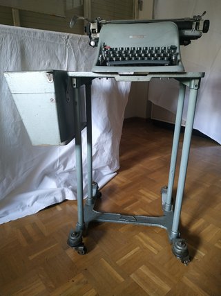 Maquina de escribir con mesa y casille