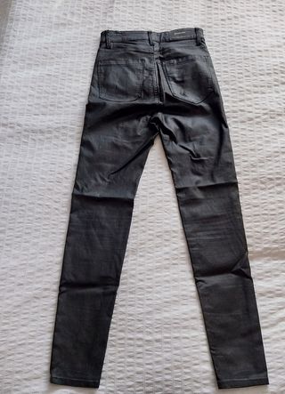 Pantalón efecto piel Stradivarius