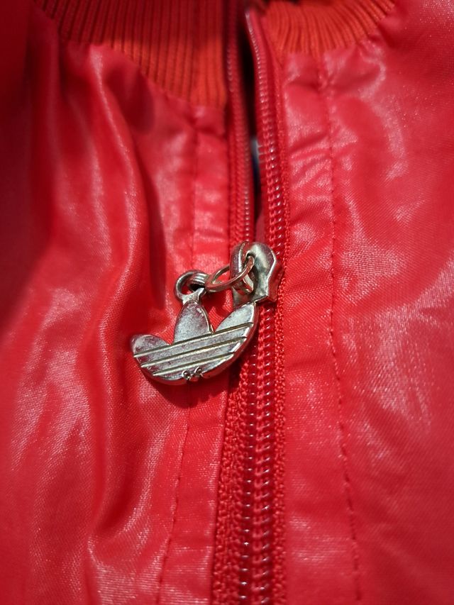 Chamarreta deportiva roja adidas