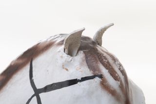 Caballo vintage de juguete de cartón sobre ruedas