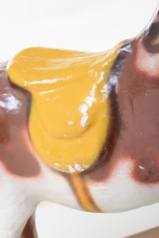 Caballo vintage de juguete de cartón sobre ruedas