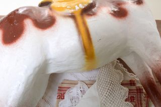 Caballo vintage de juguete de cartón sobre ruedas