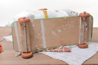 Caballo vintage de juguete de cartón sobre ruedas