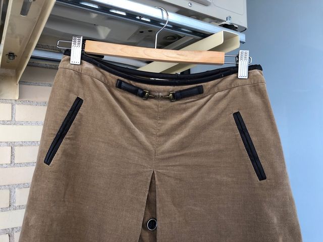 falda marròn tostada de pana finita y detalles en