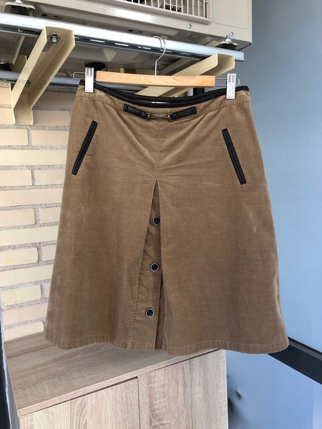 falda marròn tostada de pana finita y detalles en