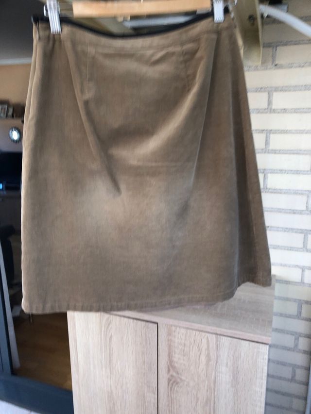 falda marròn tostada de pana finita y detalles en